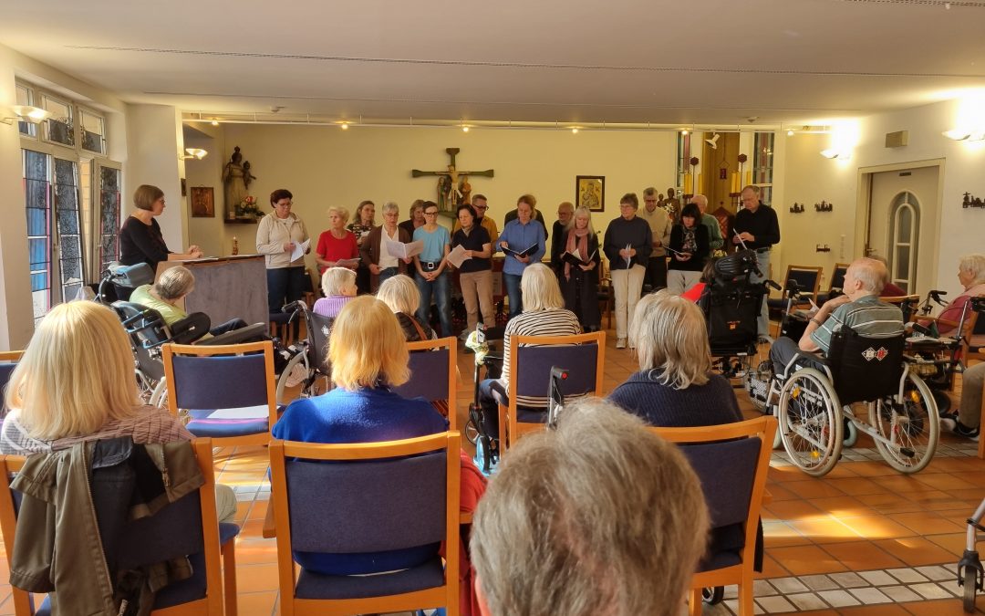 Singen der Kantorei im Rahmen eines Gottesdienstes im Altenheim Herz-Jesu.